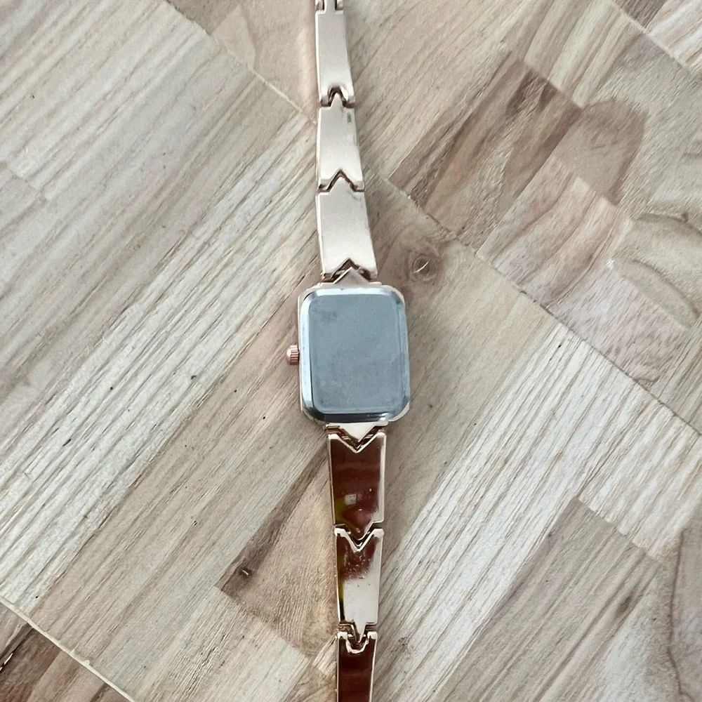 Ladies rose gold tone white enamel bracelet fashion watch NEW BATTERY